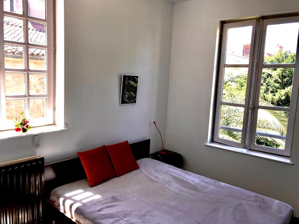 Appartement A La Roquette, Dans L'Hotel De Divonne, Classe. Arles Luaran gambar