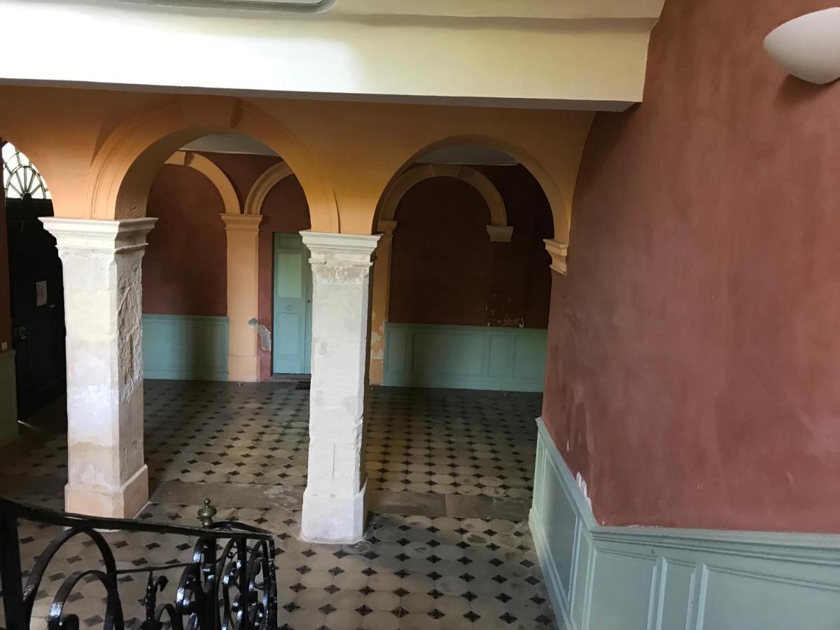 Appartement A La Roquette, Dans L'Hotel De Divonne, Classe. Arles Luaran gambar